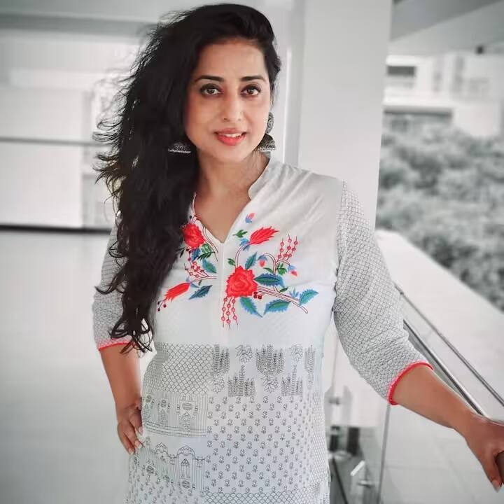 Live In Relationship: મનોરંજનની દુનિયામાં લિવ-ઇન ખૂબ જ સામાન્ય બની ગયું છે. ઘણા સેલેબ્સ લિવ-ઇન રિલેશનશિપમાં રહે છે, કેટલાક લગ્ન કરે છે અને કેટલાક નથી કરતા. કેટલીક અભિનેત્રીઓ ગર્ભવતી થાય છે.