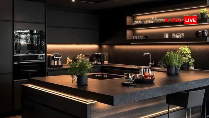 वास्तु शास्त्र के अनुसार किचन में कभी भी काली रंग की स्लैब नहीं लगानी चाहिए. काली स्लैब नकारात्मक ऊर्जा को अपनी तरफ आकर्षित करती है.