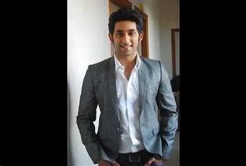 अनिरुद्ध सिंह ने इस शो में डॉक्टर अनुराग अरोड़ा का किरदार निभाया था. अभिनेता ने अपनी बीवी के कहने पर ग्लैमर इंडस्ट्री छोड़ दी और अब गारमेंट फैक्ट्री में सीनियर डिजाइनर बन गए हैं. बीवी के साथ वक्त बिताने के लिए उन्होंने टीवी इंडस्ट्री को अलविदा कह दिया.