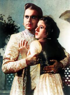 किसी को मिला धोखा, किसी का इंतज़ार नहीं हुआ खत्म! बॉलीवुड की वो अधूरी प्रेम कहानियां जो आज भी जिंदा हैं