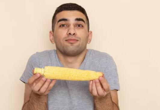 पाचन तंत्र रखे दुरुस्त: भुट्टे में फाइबर की मात्रा अधिक होती है जो पाचन क्रिया को बेहतर बनाती है. ये कब्ज से राहत दिलाता है और पेट को हल्का बनाए रखता है, खासकर जब मौसम बार-बार बदल रहा हो.