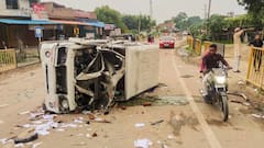 प्रयागराज में चंद्रशेखर आजाद के समर्थकों ने तोड़ी पुलिस की गाड़ियां, मचाई तोड़-फोड़, सामने आईं तस्वीरें