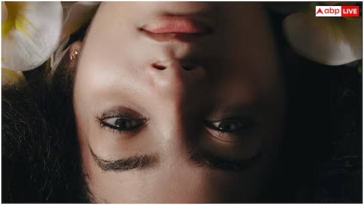 ઉંમર-સંબંધિત મેક્યુલર ડિજનરેશન એ એક એવી સ્થિતિ છે જે મેક્યુલાને નુકસાન પહોંચાડે છે, જે આંખના પાછળના ભાગમાં રેટિનાના મધ્યમાં પ્રકાશ-સંવેદનશીલ પેશીઓ છે. તે દ્રષ્ટિ ગુમાવવાનું પણ કારણ બને છે, જે વાંચવામાં, વાહન ચલાવવામાં અને ચહેરા ઓળખવામાં મુશ્કેલી ઊભી કરી શકે છે.