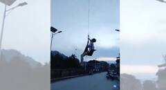 हेलीकॉप्टर-बोट छोड़िए... चीन में ड्रोन से बाढ़ में फंसे शख्स को किया गया रेस्क्यू, हैरान करने वाला वीडियो वायरल