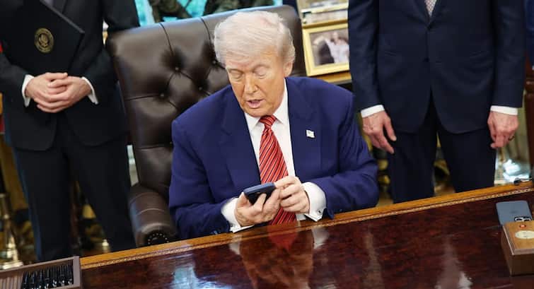 ‘US में बनाओ iPhone’, ट्रंप ने फिर दी एपल को धमकी, लेकिन भारत से छीनना नामुमकिन ‘US में बनाओ iPhone’, ट्रंप ने फिर दी एपल को धमकी, लेकिन भारत से छीनना नामुमकिन