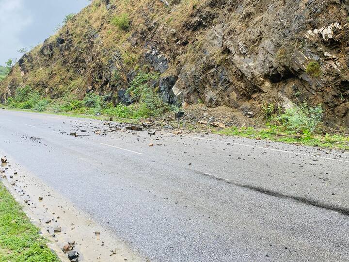 बीते कुछ दिनों से यहां पहाड़ों से चट्टान गिरने का सिलसिला जारी है, जिससे बड़े हादसे की आशंका गहराती जा रही है.