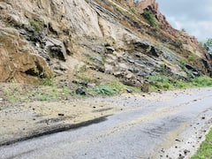 सिरोही हाईवे पर चट्टानों के गिरने से खतरा बढ़ा, प्रशासन पर लापरवाही का आरोप