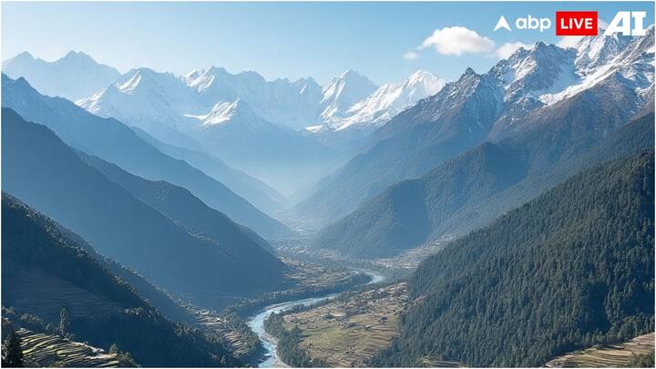 हिमालय भारत की जलवायु को स्थिर रखने में अहम भूमिका निभाता है. अगर यह अपनी जगह से खिसक जाए या न हो तो उत्तर से आने वाली ठंडी हवाएं भारत को बर्फ की चादर में ढक देंगी. एक हिस्सा पूरी तरह वीरान हो जाएगा. इन हवाओं को रोककर हिमालय भारत को एक गर्म जलवायु वाला उपजाऊ देश बनाता है.