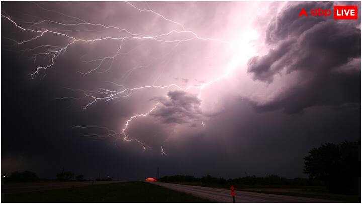 बेंजामिन फ्रेंकलिन ने बताया था कि आसमानी बिजली के समय, बादलों के बीच जो जगह रहती है वहां यह बिजली प्रवाहित होती है, जिससे अधिक मात्रा में गर्मी पैदा होती है, जिससे वायु प्रभावित होती है. इससे मौजूद पानी के करोड़ों कण आपस में टकराते हैं और गड़गड़ाहट पैदा होती है.