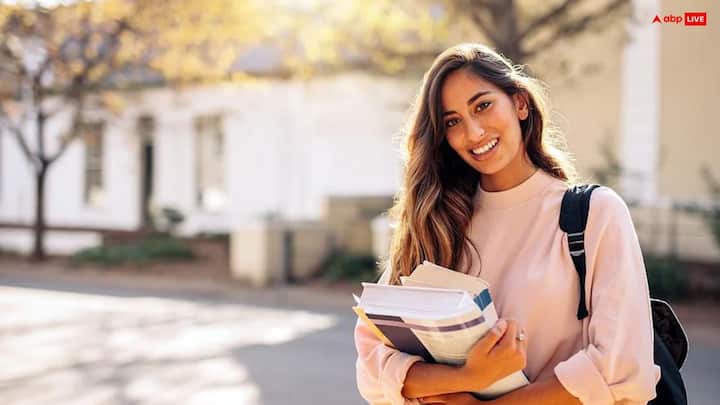 जवानी का दौर भविष्य के निर्माण का होता है. ऐसे में चाणक्य के अनुसार जवानी में पलभर का समय बर्बाद करना भी बुढ़ापे में मुसीबत को न्यौता देने जैसा है. इस समय लक्ष्य पूरा करना व्यक्ति की पहली प्राथमिकता होनी चाहिए.