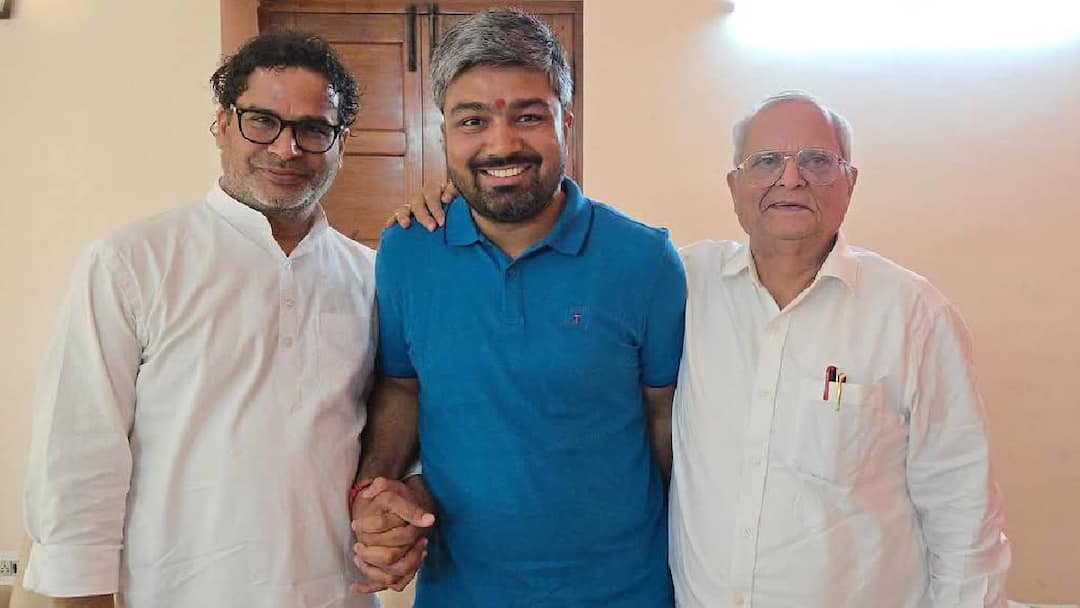 Manish Kashyap: कभी बीजेपी के थे...अब प्रशांत किशोर के हुए मनीष कश्यप! चनपटिया से जन सुराज के टिकट पर लड़ेंगे चुनाव? you tuber manish kashyap will join jan suraaj party photo came with prashant kishor Manish Kashyap: कभी बीजेपी के थे...अब प्रशांत किशोर के हुए मनीष कश्यप! चनपटिया से जन सुराज के टिकट पर लड़ेंगे चुनाव?