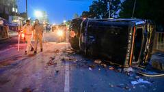 प्रयागराज में चंद्रशेखर आजाद के समर्थकों ने तोड़ी पुलिस की गाड़ियां, मचाई तोड़-फोड़, सामने आईं तस्वीरें