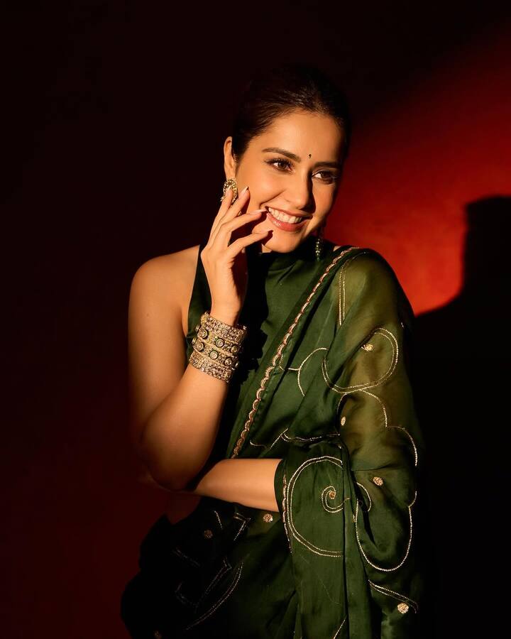 शाहिद कपूर के संग फर्जी में भी राशि खन्ना ने काम किया था, जिसे ओटीटी पर रिलीज किया गया था.