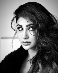 Mouni Roy : टीव्ही विश्वातील अभिनेत्री मौनीचा ग्लॅमरस लूक; रेड ड्रेस मध्ये केलं नवं फोटोशूट!