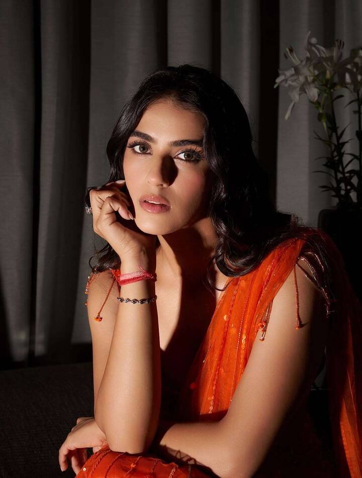 క్యూట్ లుక్స్, గ్లామర్తో యూత్ మనసు దోచేస్తున్నారు కావ్య. ఆమె మెస్మరైజింగ్ లుక్స్ ఆకట్టుకుంటున్నాయి.