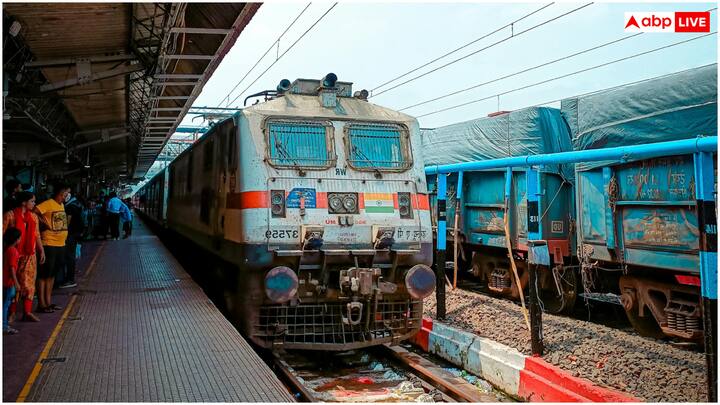 इसके अलावा इंक्वायरी क्षमता भी 4 लाख से बढ़कर 40 लाख प्रति मिनट होगी. इसमें नई सुविधाएं जैसे बहुभाषी और यूजर-फ्रेंडली इंटरफेस, सीट विकल्प चुनने की सुविधा, किराया कैलेंडर, दिव्यांगजन, छात्र, रोगियों आदि के लिए ऑप्शन भी जोड़े जाएंगे.