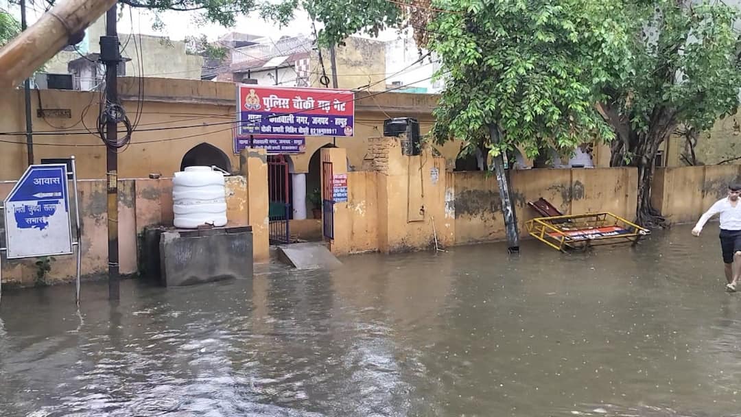 Hapur heavy rain floods government hospital patients face trouble ann हापुड़ में मूसलाधार बारिश से अस्पताल और पुलिस चौकी जलमग्न, हाल बेहाल