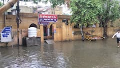 हापुड़ में मूसलाधार बारिश से अस्पताल और पुलिस चौकी जलमग्न, हाल बेहाल