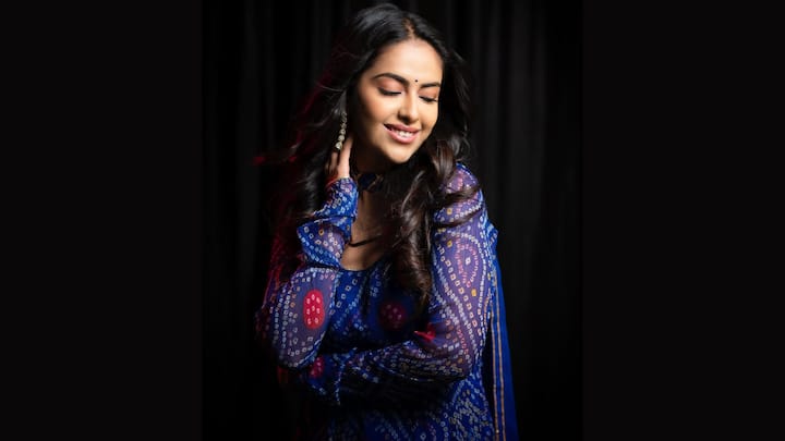 Avika shines in this blue Bandhani Anarkali suit, set off with soft curls and a bindi in black. The attire is austere, traditional, and ideal for any traditional occasions. (Image Source: Instagram/ avikagor)