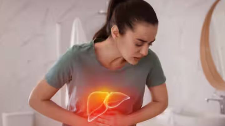 লিভার ক্ষতিগ্রস্থ হলে মলের রঙেও পরিবর্তন আসে। প্রসাবের রঙও বদল হয়। লিভার ক্ষতিগ্রস্থ হলে মলের রঙ কাদার মতো হতে পারে। প্রসাবের রঙ গাঢ় হলুদ হয়।