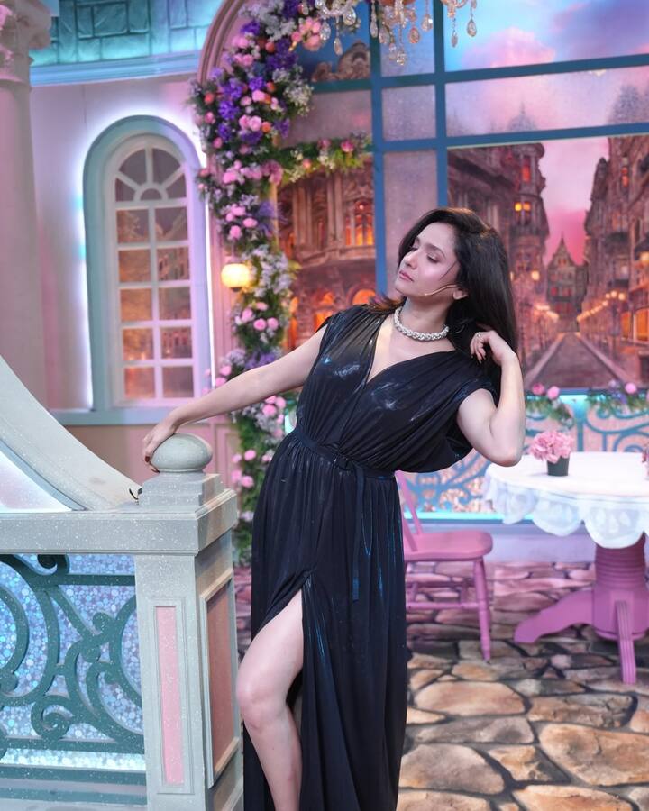 The figure-hugging silhouette of the gown highlighted her toned frame, accentuating her curves in all the right places. It was a perfect pick for an evening event, combining sophistication with a sultry edge.