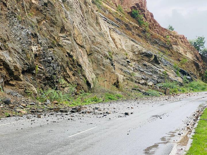 स्थानीय लोगों का कहना है कि बारिश के मौसम में यह खतरा और भी बढ़ जाता है. चट्टान सीधे सड़क पर आ गिरती हैं, जिससे यातायात बाधित होता है और जान-माल की हानि का खतरा बना रहता है.