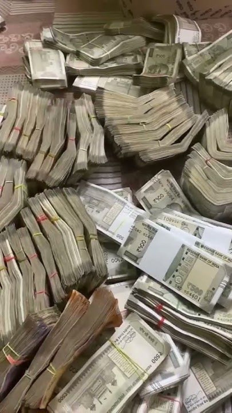 कुंडली में राहु की शुभ स्थिति व्यक्ति को बिना मेहनत के धन लाभ का अवसर देती है.