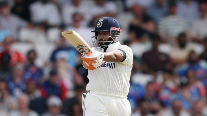 भारतीय विकेटकीपर बल्लेबाज पंत दिग्गज बल्लेबाज विराट कोहली के शतकों का रिकॉर्ड तोड़ने की दहलीज पर हैं. कोहली ने इंग्लैंड के खिलाफ टेस्ट करियर में 5 शतक लगाए हैं. पंत ने भी इंग्लैंड के खिलाफ टेस्ट में 5 शतक जड़े हैं.