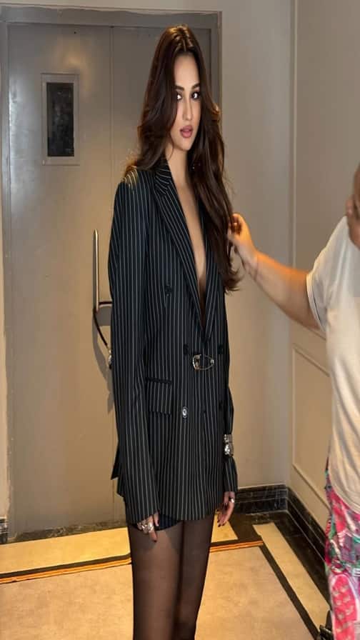 સ્ટાઈલિશ લૂકમાં આકાંક્ષા શર્માએ આપ્યા પોઝ