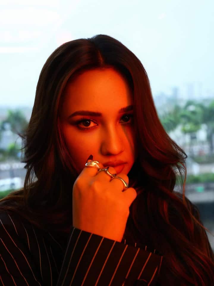 एक्ट्रेस इन तस्वीरों में ब्लैक कलर का एक ओवरसाइज ब्लेजर पहना हुआ है. जिसमें बटन की जगह उन्होंने एक बड़ी सी सेफ्टी पिन से बंद किया.