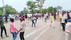 प्रयागराज में चंद्रशेखर आजाद के समर्थकों ने तोड़ी पुलिस की गाड़ियां, मचाई तोड़-फोड़, सामने आईं तस्वीरें