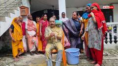 Watch: BJP नेता के बांधे हाथ, महिलाओं ने कीचड़ से नहलाया,कजरी गीत भी गाया, Video वायरल