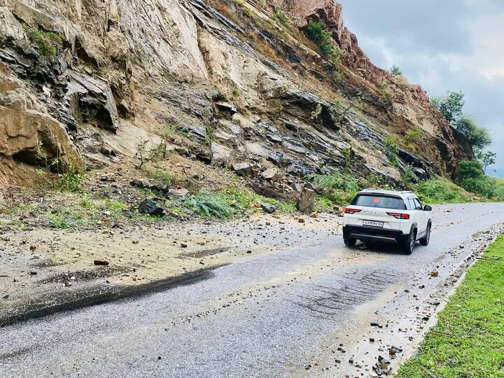 यह तस्वीरें सच्चाई बयां कर रहीं है जिम्मेदार कितने लापरवाह बन चुके है. हालांकि यह घटना प्राकृतिक है. परन्तु आमजन कों सतर्क सजग रहने के लिये कोई प्रयास क्यों नहीं किये जा रहें हह बड़ा सवाल है.