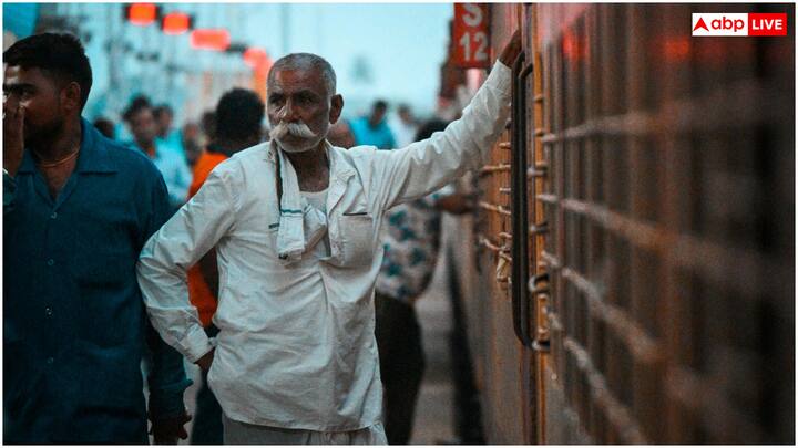 रेलवे दिसंबर 2025 तक आधुनिक यात्री आरक्षण प्रणाली (PRS) में भी बदलाव की तैयारी कर रहा है. रेल मंत्री वैष्णव ने नई पीआरएस प्रणाली की प्रगति की समीक्षा की. इस परियोजना पर पिछले कुछ महीनों से CRIS काम भी कर रहा है. नई प्रणाली अधिक लचीली, सक्षम और मौजूदा लोड से दस गुना अधिक संभालने में सक्षम होगी. इसके तहत टिकट बुकिंग क्षमता बढ़ेगी, जो वर्तमान में 32,000 प्रति मिनट से बढ़कर 1.5 लाख टिकट प्रति मिनट होगी.