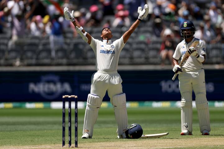 भारतीय ओपनर बल्लेबाज जायसवाल के पास रोहित शर्मा के छक्कों का रिकॉर्ड तोड़ने का मौका है. भारत के लिए रोहित ने टेस्ट में सबसे तेज 50 छक्के जड़े हैं. रोहित ने 51 पारियों में 50 छक्के लगाए थे. जायसवाल ने 38 पारियों में 40 छक्के लगाए हैं. वो रोहित को इस लिस्ट में पीछे छोड़ सकते हैं.