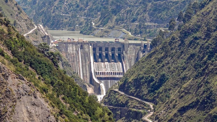 जम्मू-कश्मीर: भारी बारिश के बीच चिनाब नदी उफान पर, खोले गए बगलिहार बांध के 3 गेट Baglihar Dam Gates Opened Due to Rising Water Level in Chenab River After Heavy Rainfall जम्मू-कश्मीर: भारी बारिश के बीच चिनाब नदी उफान पर, खोले गए बगलिहार बांध के 3 गेट