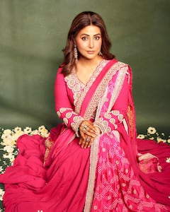 Hina khan: नववधू हिनाचा मनमोहक अंदाज; गुलाबी रंगात दिसतेय खास!