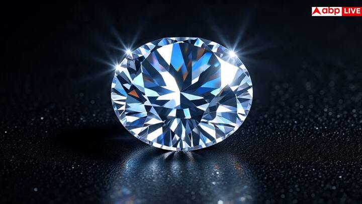 इतिहासकार बताते हैं कि दुनिया को जीतने निकला सिंकदर 327 बीसी में भारत से ही हीरा यूरोप लाया था. अगर भारत के फेमस हीरा खदानों की बात करें तो गोलकोंडा के हीरों के खदान पूरी दुनिया में फेमस हैं.