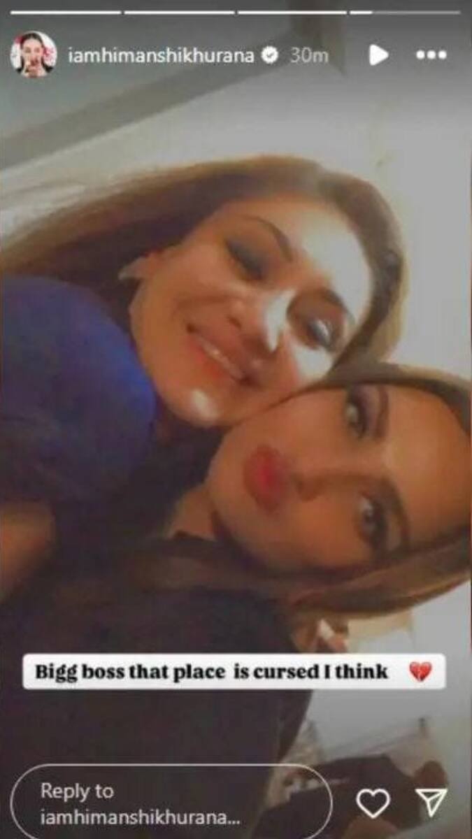 शेफाली की मौत के खबर के बाद बिग बॉस 13 की ही कंटेस्टेंट हिमांशी खुराना का एक पोस्ट वायरल हो रहा है. वायरल पोस्ट में हिमांशी और शेफाली की तस्वीर है जहां उन्होंने बिग बॉस को शापित बताया है.