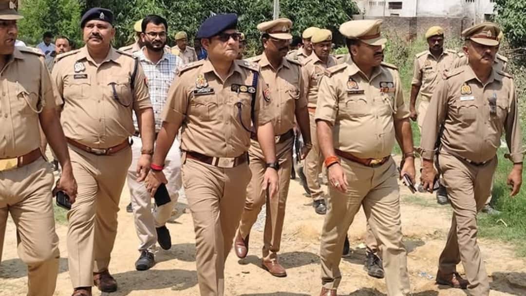 Up basti ambedkar statue broken by people up police filed case ann बस्ती में माहौल बिगाड़ने की कोशिश, आंबेडकर की मूर्ति तोड़ी और लिखा 'जय समाजवाद', मुकदमा दर्ज