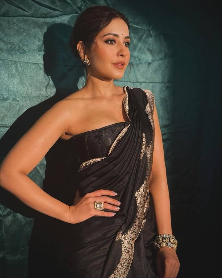 राशि सोशल मीडिया पर खासा एक्टिव रहती हैं. इंस्टाग्राम पर एक्ट्रेस के 11.7 मिलियन फॉलोवर्स हैं.