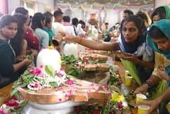 Shravan Month 2025 : আসছে শ্রাবণ মাস; অখণ্ড থেকে শ্বেত বিল্বপত্র, জানুন দেবাদিদেবকে অর্পণের নানা বেলপাতার মাহাত্ম্য