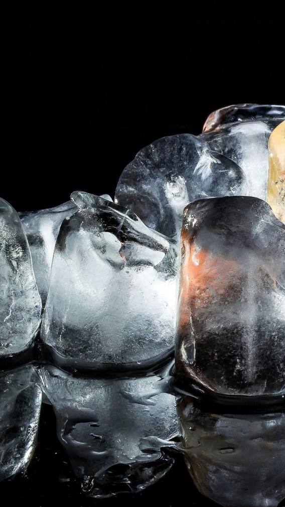 মুখে ঘনঘন বরফ ঘষেন? জানেন কী বিপদ হতে পারে?