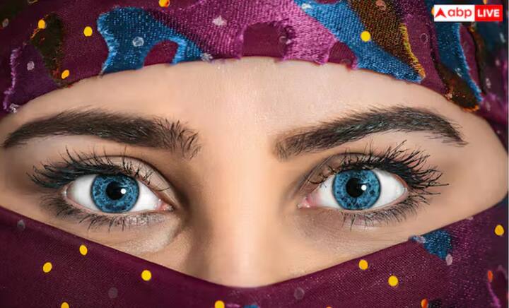 ਹਾਈ ਬਲੱਡ ਪ੍ਰੈਸ਼ਰ ਕਰਕੇ ਅੱਖਾਂ ਵਿੱਚ ਕਈ ਬਦਲਾਅ ਹੋ ਸਕਦੇ ਹਨ, ਜਿਸਨੂੰ ਹਾਈਪਰਟੈਂਸਿਵ ਰੈਟੀਨੋਪੈਥੀ ਕਿਹਾ ਜਾਂਦਾ ਹੈ। ਇਨ੍ਹਾਂ ਵਿੱਚ ਧੁੰਦਲੀ ਨਜ਼ਰ, ਅੱਖਾਂ ਵਿੱਚ ਖੂਨ ਵਗਣਾ ਅਤੇ ਅੰਨ੍ਹਾਪਣ ਵਰਗੀਆਂ ਸਮੱਸਿਆਵਾਂ ਸ਼ਾਮਲ ਹੋ ਸਕਦੀਆਂ ਹਨ। ਗੰਭੀਰ ਮਾਮਲਿਆਂ ਵਿੱਚ, ਇਹ ਆਪਟਿਕ ਨਰਵ ਨੂੰ ਵੀ ਨੁਕਸਾਨ ਪਹੁੰਚਾ ਸਕਦਾ ਹੈ।