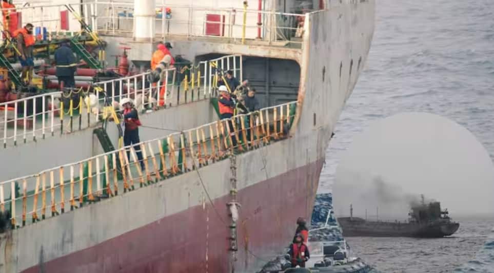 fire-in-ship-in-gulf-of-oman-indian-navy-rescue-mission-ins-tabar-responded ਓਮਾਨ ਜਾ ਰਹੇ ਜਹਾਜ਼ 'ਚ ਲੱਗੀ ਭਿਆਨਕ ਅੱਗ, ਮੱਚ ਗਈ ਹਫੜਾ-ਦਫੜੀ, ਭਾਰਤੀ ਮੂਲ ਦੇ 14 ਕ੍ਰੂ ਮੈਂਬਰ ਵੀ ਸ਼ਾਮਲ