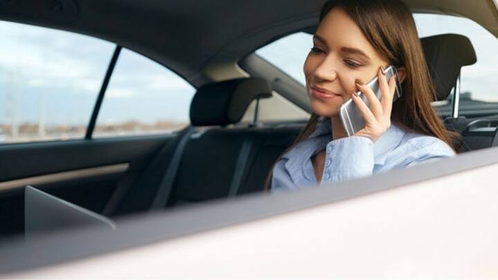 టాక్సీలో ఎప్పుడూ వెనుక సీటులో కూర్చోవడమే మంచిది. మీ ఫోన్‌ను మీ చేతిలో ఉంచుకోండి. మీ వస్తువులను మీ దగ్గర ఉంచుకోండి. మీరు రాత్రి సమయంలో ప్రయాణిస్తుంటే, మీరు అప్రమత్తంగా ఉన్నారని డ్రైవర్‌కు అనిపించేలా మీ స్నేహితుడు లేదా కుటుంబ సభ్యులకు కాల్ చేయడానికి ప్రయత్నించండి.