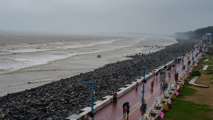 বুধবার ও  বৃহস্পতিবার সব জেলাতেই বজ্রবিদ্যুৎসহ কয়েক পশলা বৃষ্টির সম্ভাবনা।  শুক্রবার ভারী বৃষ্টির সম্ভাবনা বাড়বে। উত্তর ও দক্ষিণ ২৪ পরগনা জেলাতে ভারী বৃষ্টির সম্ভাবনা। 