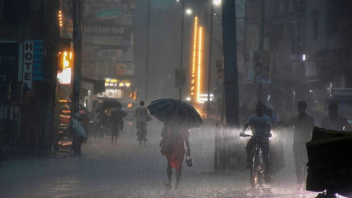 উত্তর-পশ্চিম বঙ্গোপসাগরে তৈরি হয়েছে নিম্নচাপ। এই মুহূর্তে অবস্থান করছে গাঙ্গেয় পশ্চিমবঙ্গের উপর অবস্থান করছে। নিম্নচাপের প্রভাবে রাজ্যজুড়েই বজ্রবিদ্যুৎ-সহ হালকা থেকে মাঝারি বৃষ্টি হবে। উপকূলবর্তী ও পশ্চিমাঞ্চলের জেলাগুলিতে বৃষ্টি বাড়বে। সঙ্গে রয়েছে ঝোড়ো বাতাসের পূর্বাভাসও। 