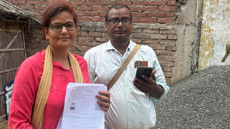 पटना में वोटर लिस्ट वेरिफिकेशन अभियान शुरू, घर-घर में भराए जा रहे एनेमरेशन फॉर्म Voter list revision campaign started in Patna regarding bihar elections 2025 ann पटना में वोटर लिस्ट वेरिफिकेशन अभियान शुरू, घर-घर में भराए जा रहे एनेमरेशन फॉर्म