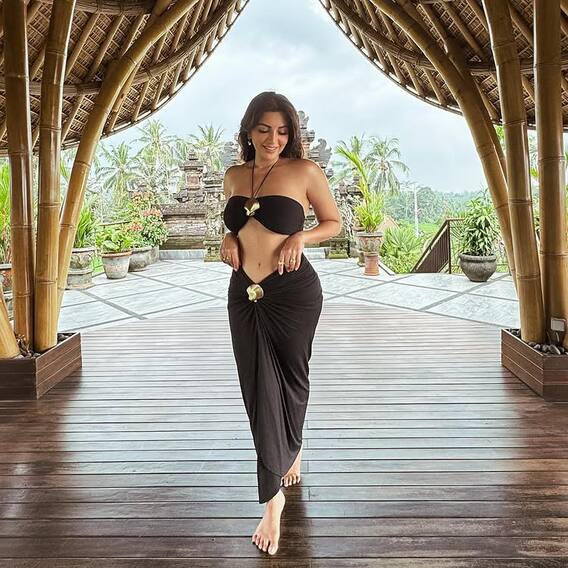 બ્લેક બ્રાલેટમાં શમા સિકંદરે કરાવ્યું ફોટોશૂટ